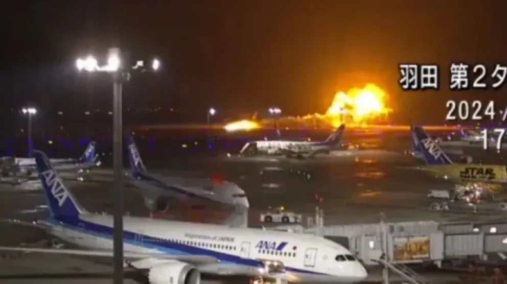 VIDEO: un avión se incendió tras un aterrizaje forzoso con 350 pasajeros a bordo