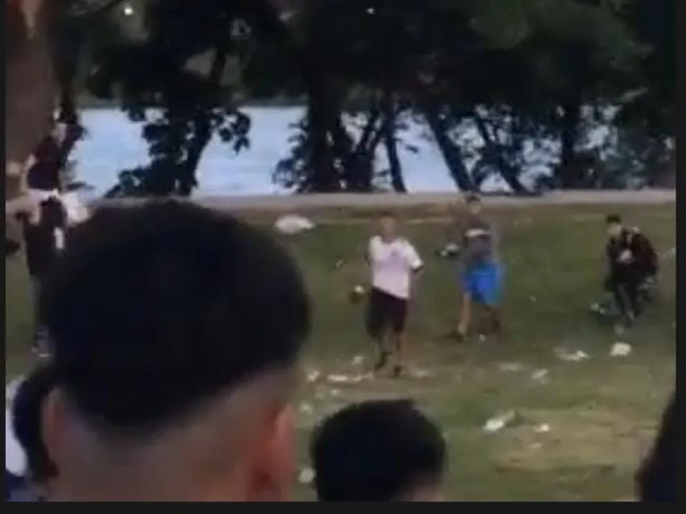 Video: así fue el salvaje intercambio de botellazos en Año Nuevo