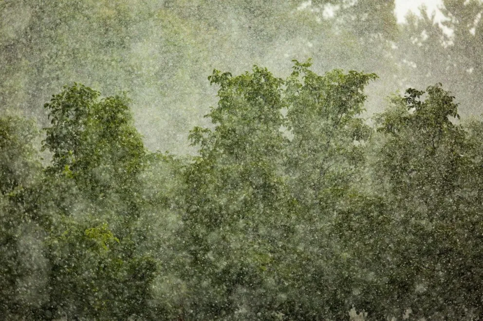 Tras el granizo caído en IDEVI, persiste la alerta naranja para Viedma: ráfagas de viento y actividad eléctrica