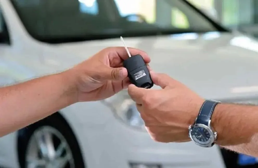 Protestó con carteles para que le entregaran el 0 km que compró y ahora lo tienen que indemnizar