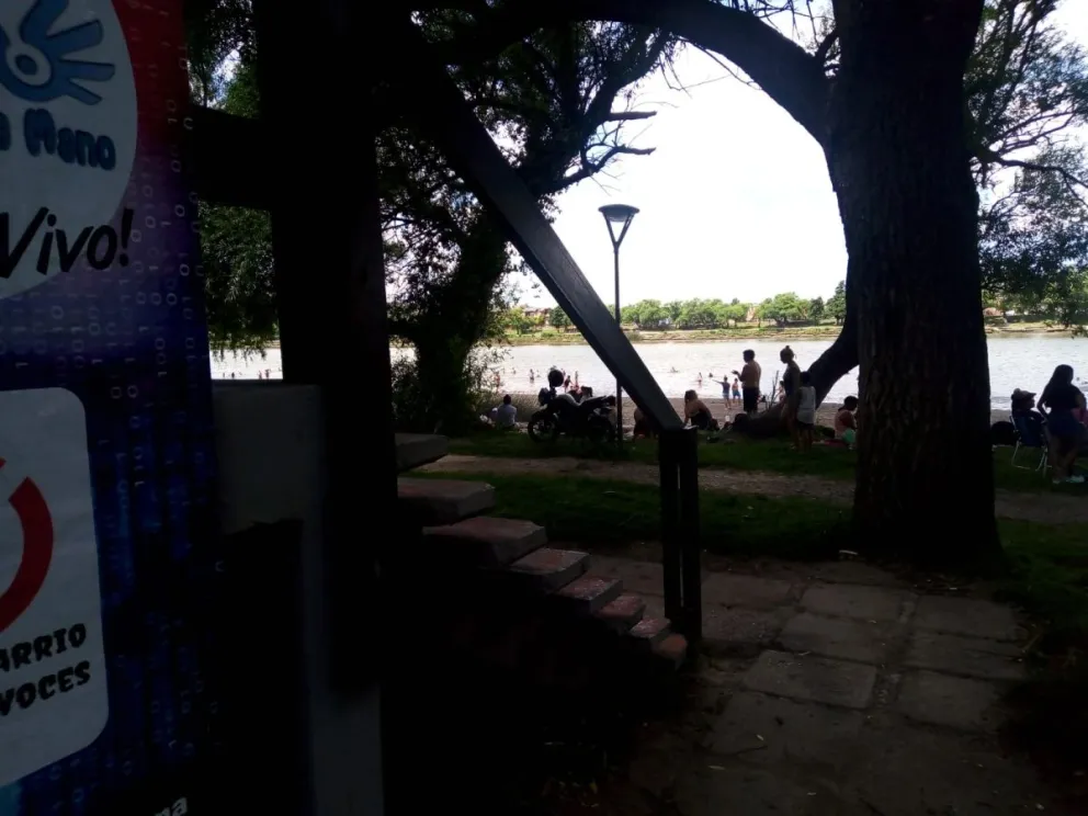 La falta de baños públicos amenaza a los visitantes de la costanera