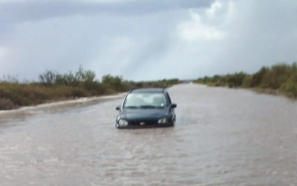 La lluvia dejó una laguna en la ruta Patagones-Guardia Mitre