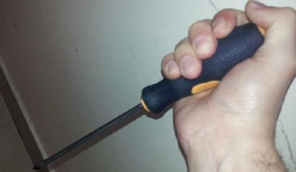 Violento lastimó a su ex pareja con un destornillador y después la increpó en el hospital