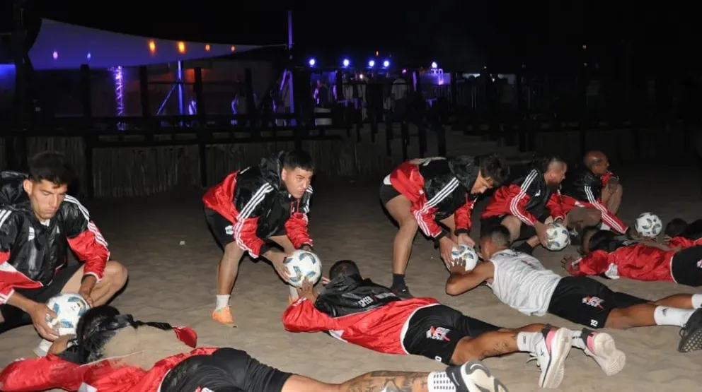 De madrugada y a metros de un boliche en plena playa: la curiosa pretemporada de Deportivo Riestra