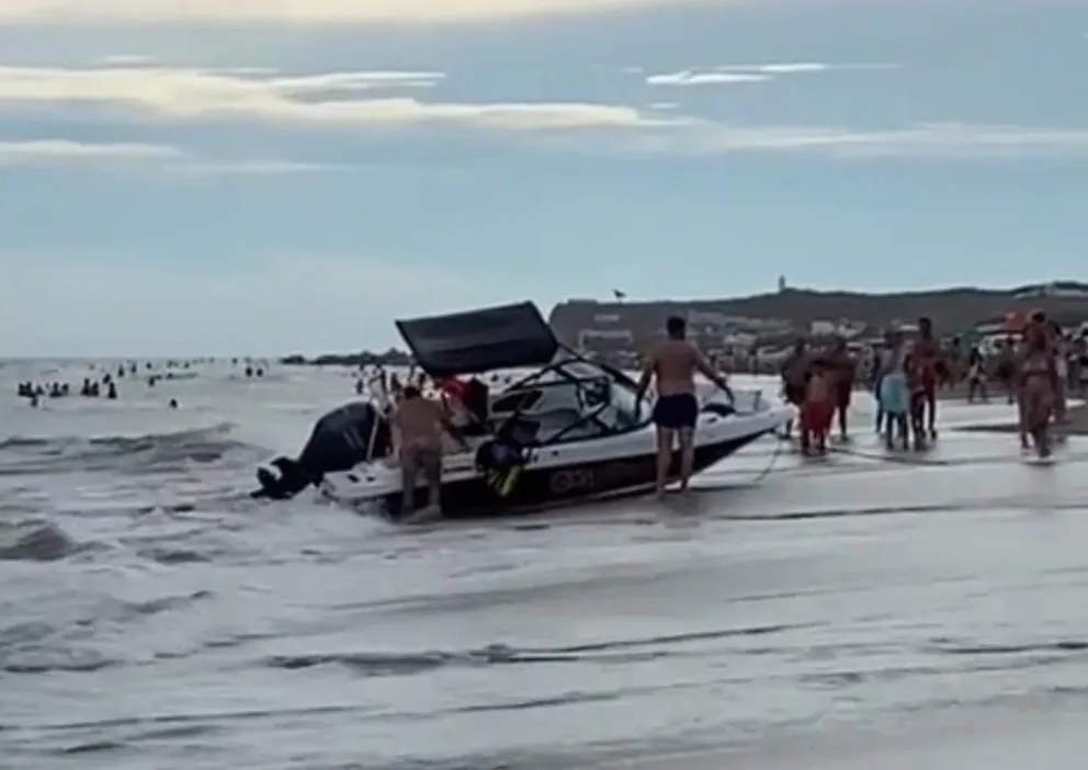 Video: andaban en lancha por la Bajada de Cailotto y casi terminaron tragando agua