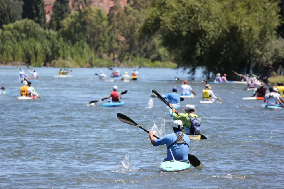 Weretilneck acompañó el inicio de la Regata y llamó a cuidar el río Negro