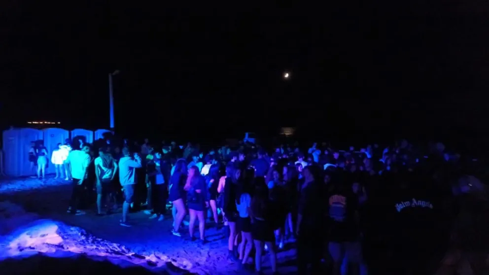 Para explorar la vida nocturna y amanecer bailando, hay que ir a la playa