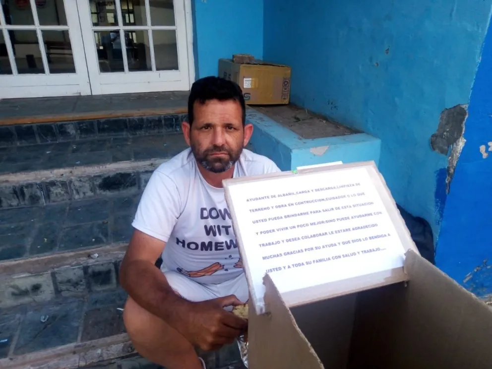 Fabián, el pampeano que vive en la puerta de la Unidad Básica y duerme en la terminal de ómnibus