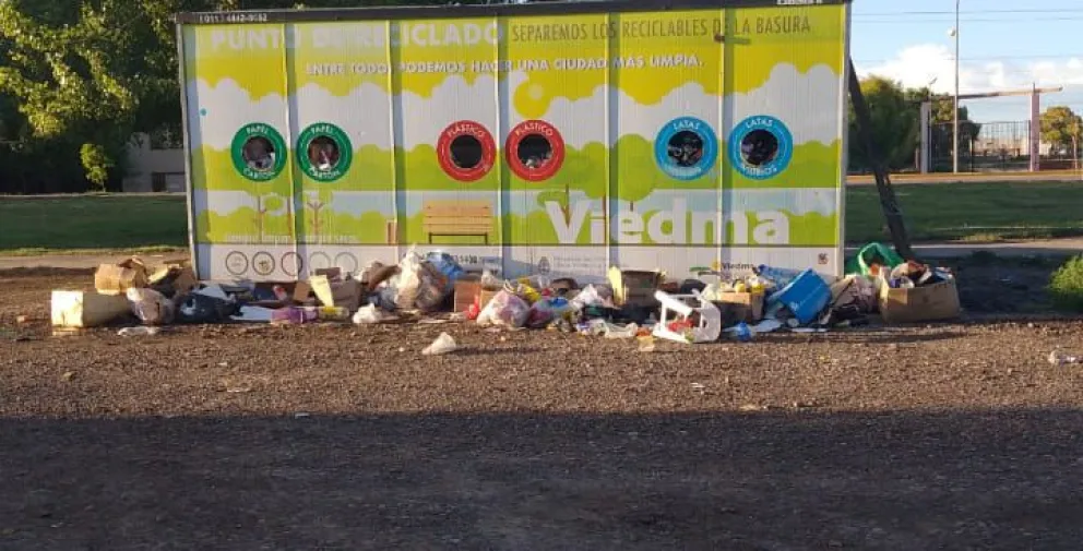 Un contenedor rebalsado en Viedma generó críticas y mucho enojo: “Gente mugrienta”