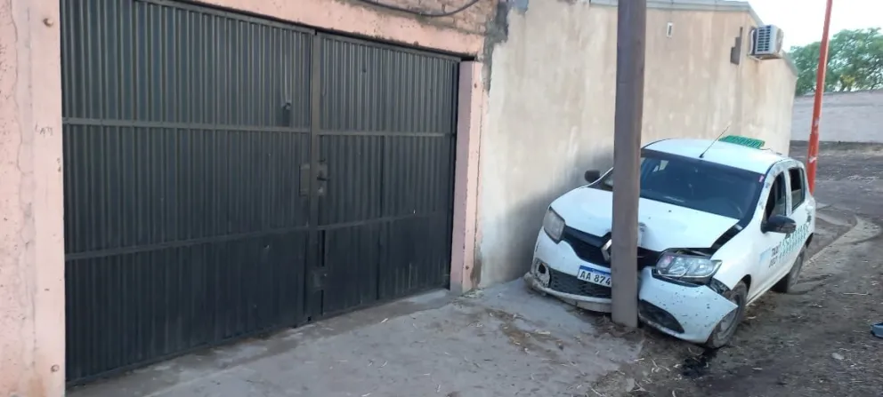 Dos menores robaron un taxi, chocaron y sufrieron una paliza por parte de los choferes de móviles