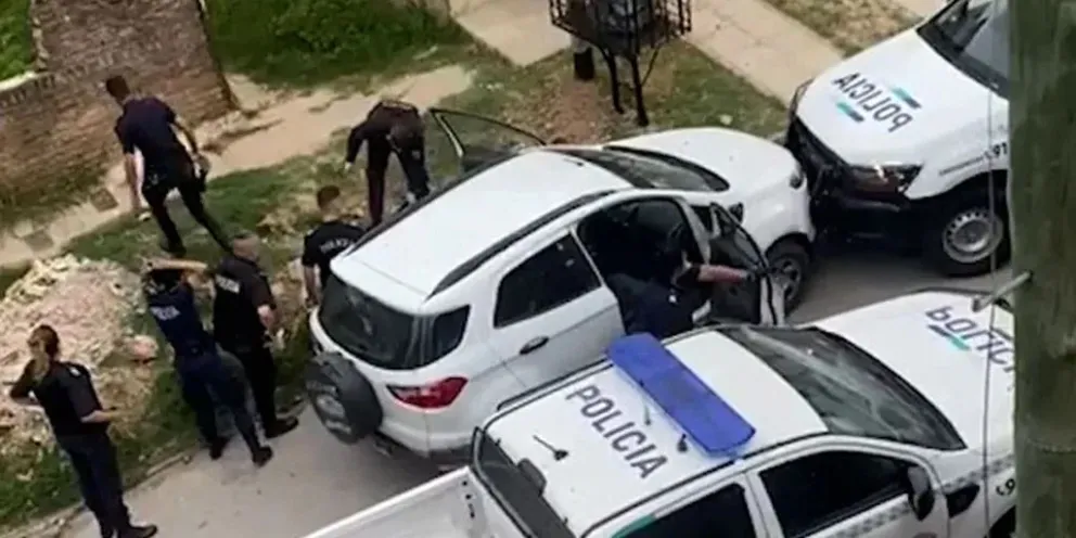 Detienen a 13 policías por el asesinato de un joven que escapaba en una camioneta robada