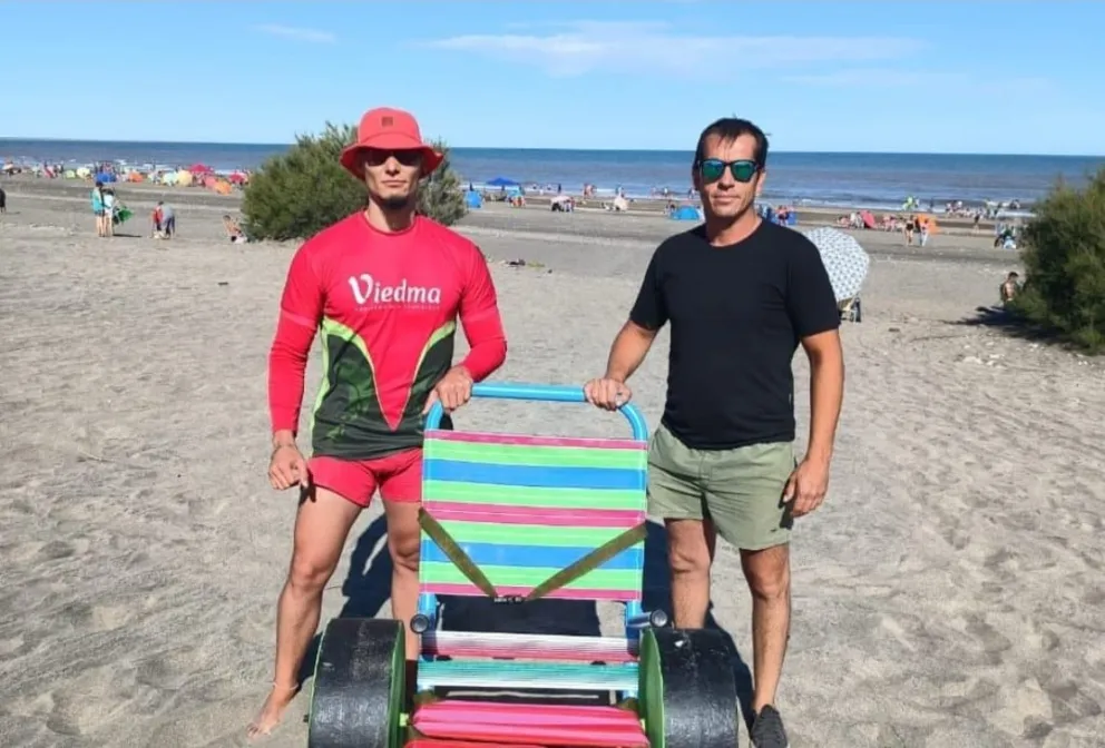Incorporan una silla anfibia en El Cóndor para garantizar la accesibilidad en la playa