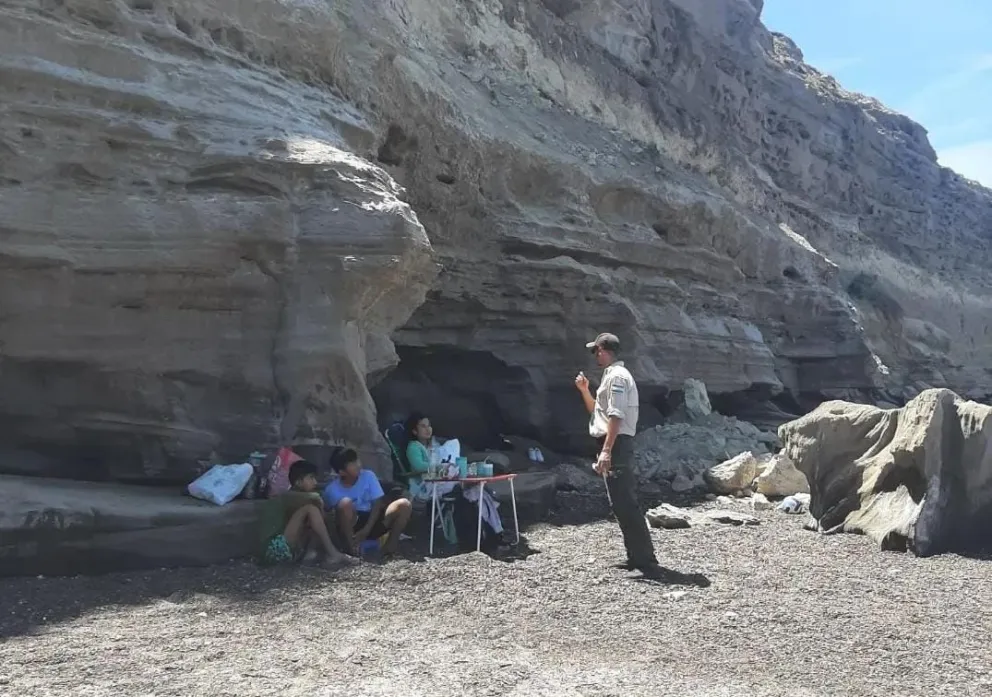 Nuevos derrumbes en los acantilados y una imagen que describe la inconciencia de muchos