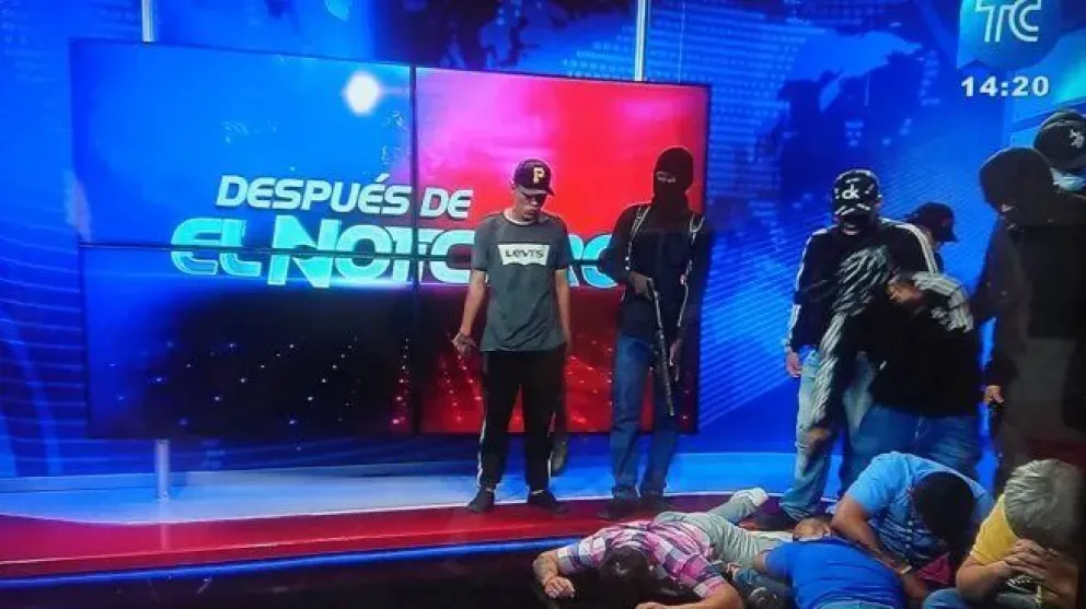 Ecuador: un grupo armado irrumpió en un canal de TV y tomó de rehenes a los periodistas