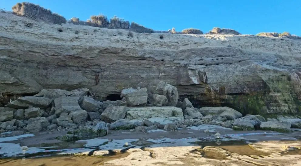 Peligroso derrumbe de acantilado en Las Grutas: piden respetar indicaciones