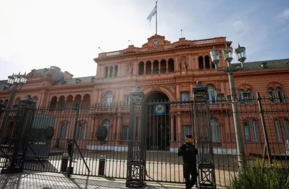 El Gobierno suspendió las horas extras en organismos estatales