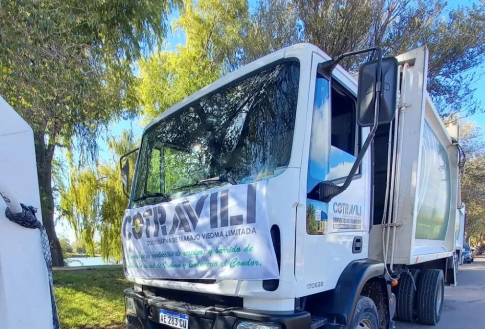 Un recolector encuentra un costoso IPhone y devuelve a su propietaria