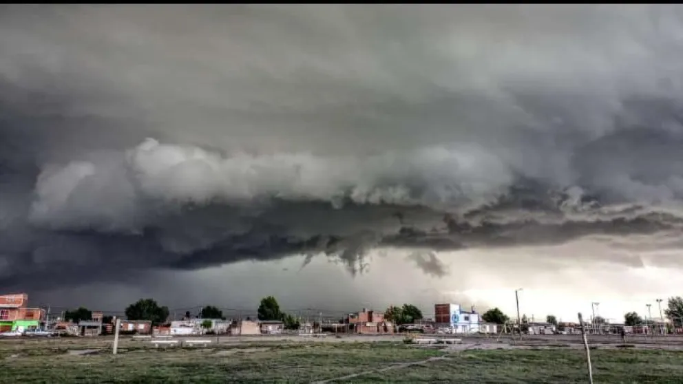 Muy corto temporal de viento y lluvia genera varios y severos problemas en pocos minutos