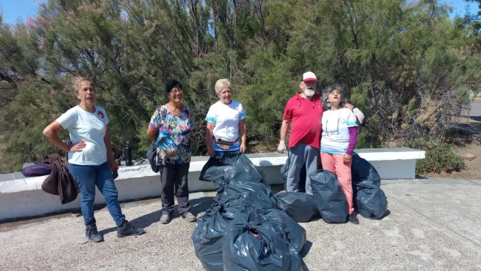 La junta vecinal y Adultos Mayores salieron a limpiar las playas de El Cóndor: las próximas fechas para colaborar