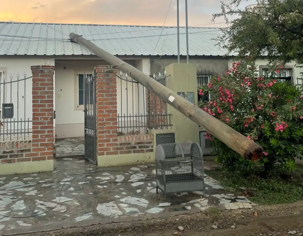 El saldo del temporal en Viedma arrojó evacuados, caídas de postes y de árboles y demoliciones de obras