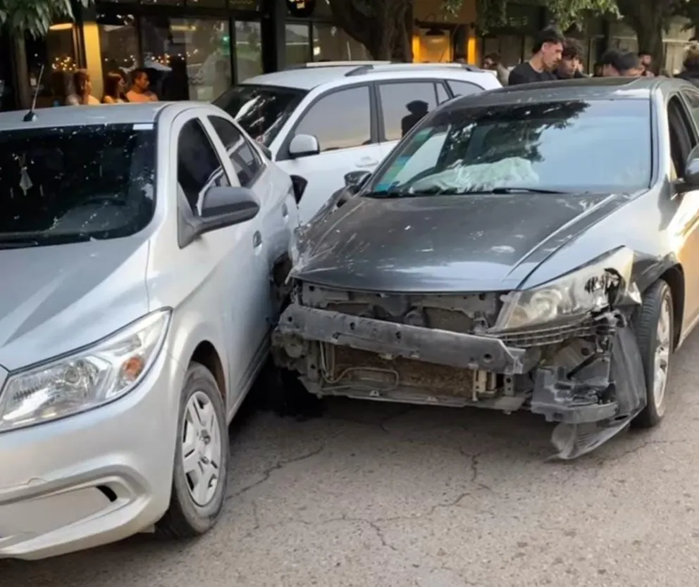 Tremendo choque a la salida de un resto bar de la costanera