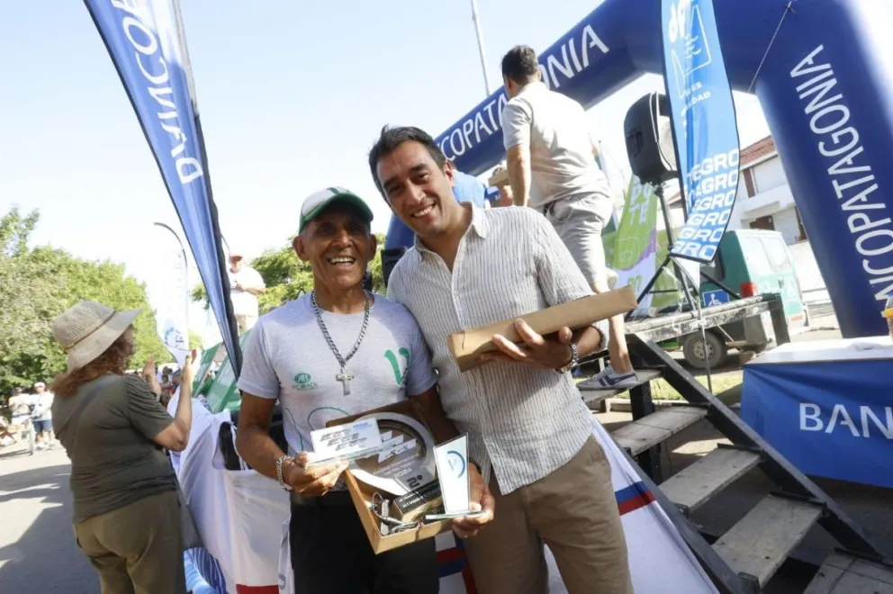 Castro acompañó la premiación de los palistas que participaron en la Regata Internacional del Río Negro