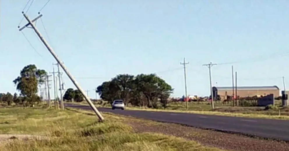Consecuencias del temporal: vecinos reportan que un poste de luz está punto de caer