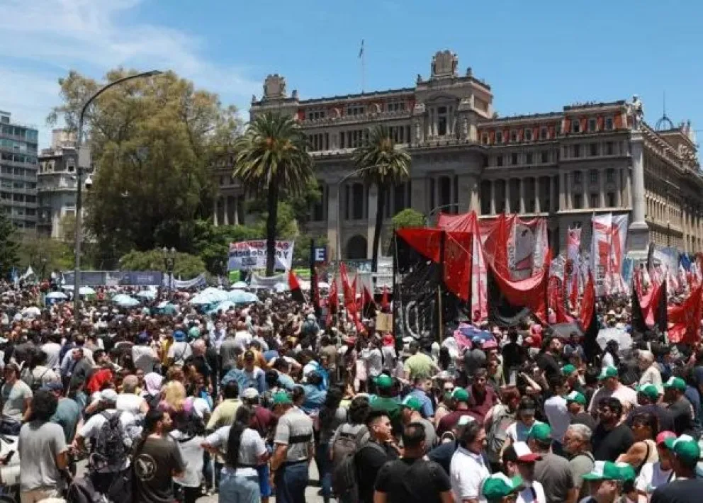 El Gobierno analiza descuentos a estatales que adhieran al paro de CGT