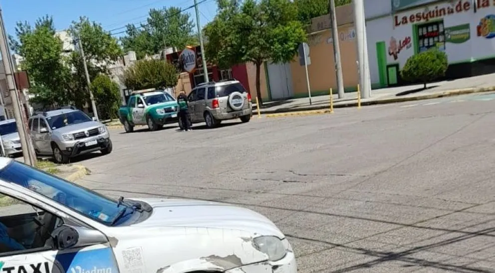 Insólito caso en Viedma: dobló en contramano y se encontró con la camioneta de Tránsito de frente