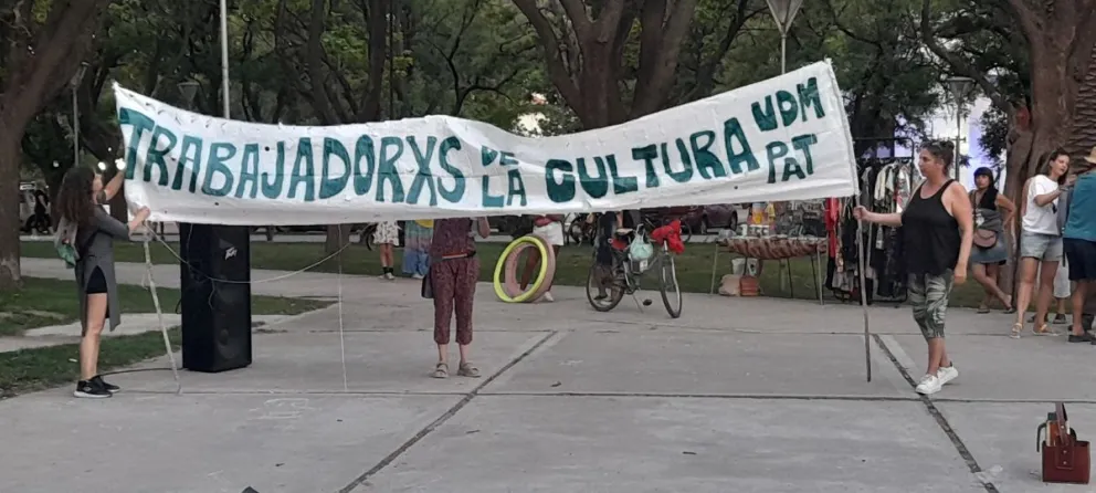 Trabajadores de la cultura de Viedma y Patagones convocan a una asamblea en contra del DNU de Javier Milei 