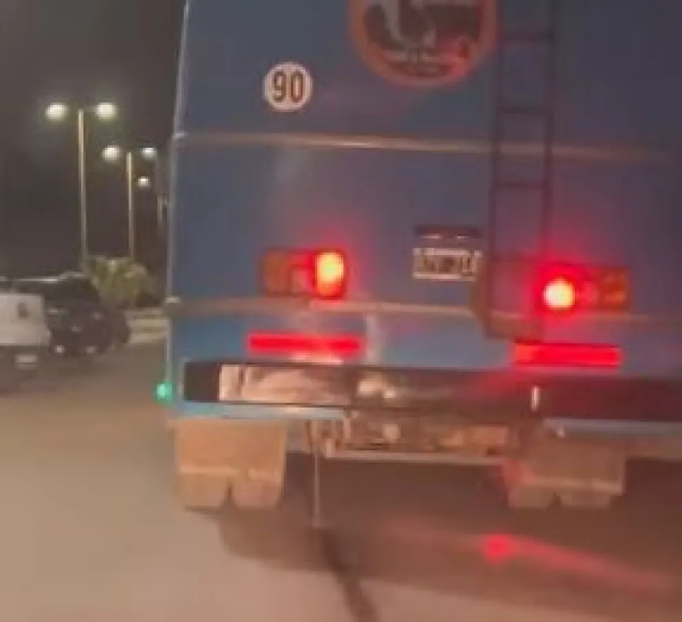 Escrachan al dueño de un motorhome derramando aguas negras en la costanera