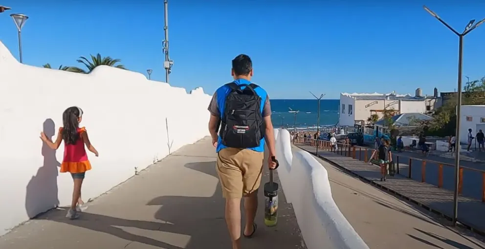 Turistas en Las Grutas.