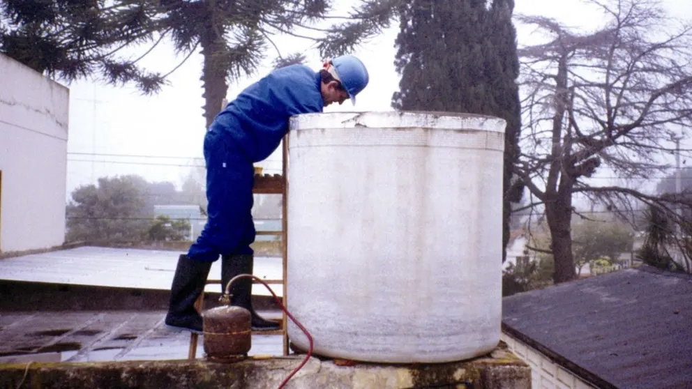 Grotesco y abusivo: un hombre le orinó el tanque de agua a su inquilina