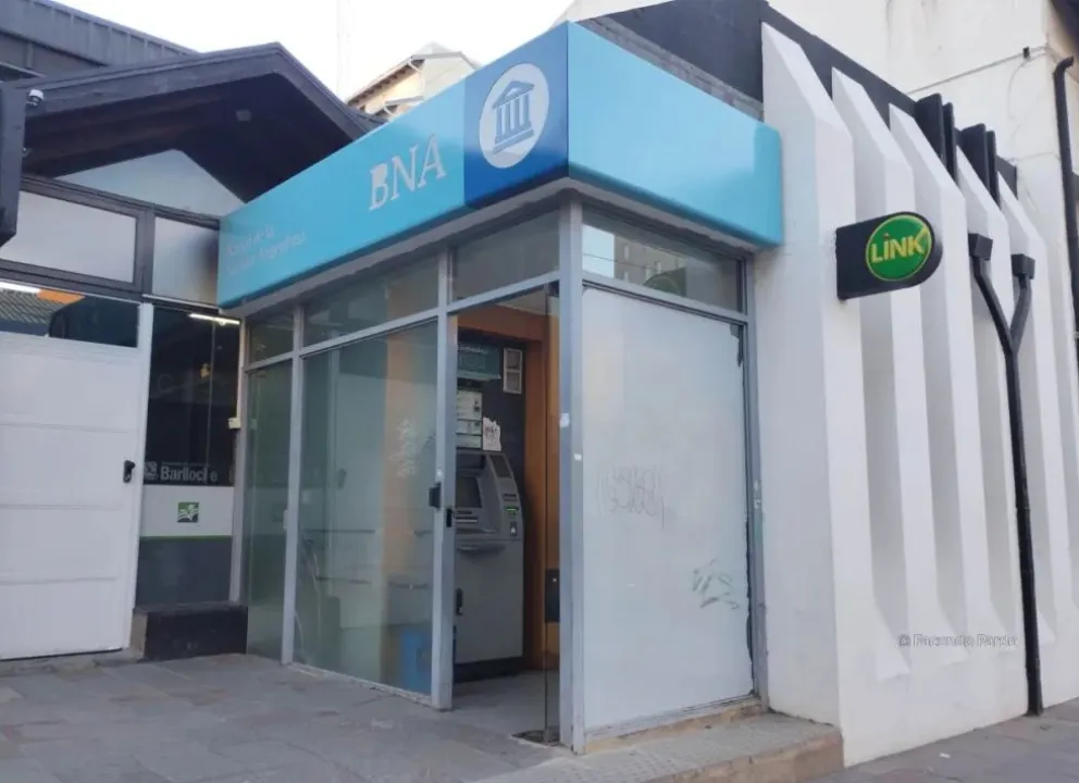 Encuentran a un hombre en situación de calle masturbándose en un cajero automático