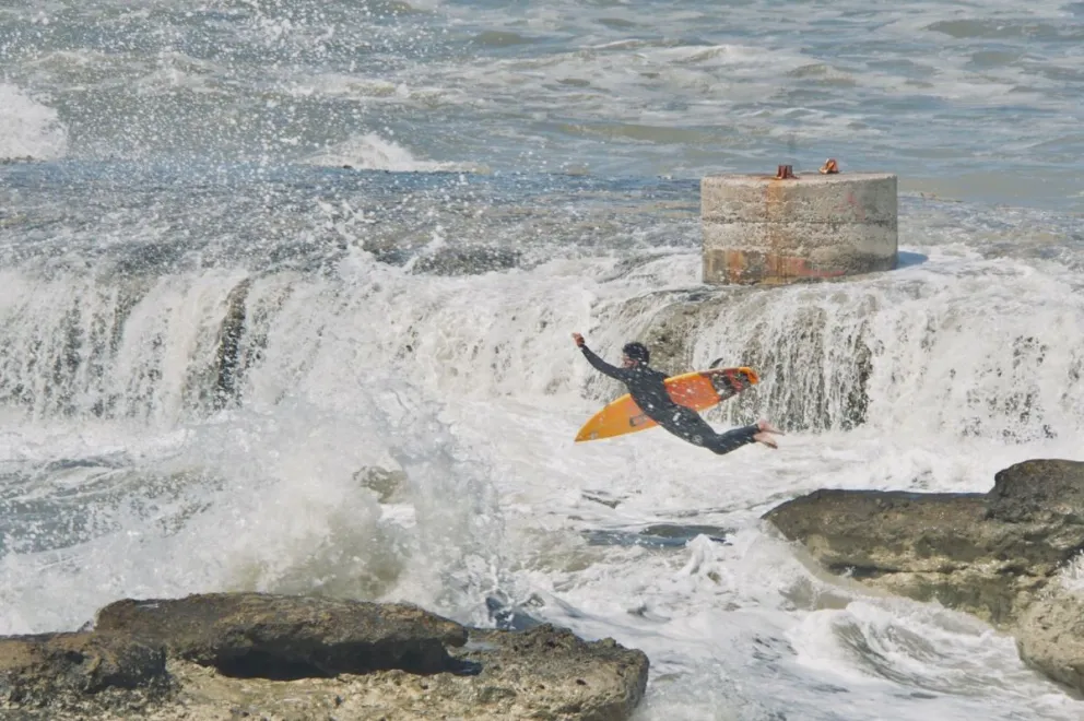 Son amantes del surf y quedaron maravillados con las playas de El Espigón 
