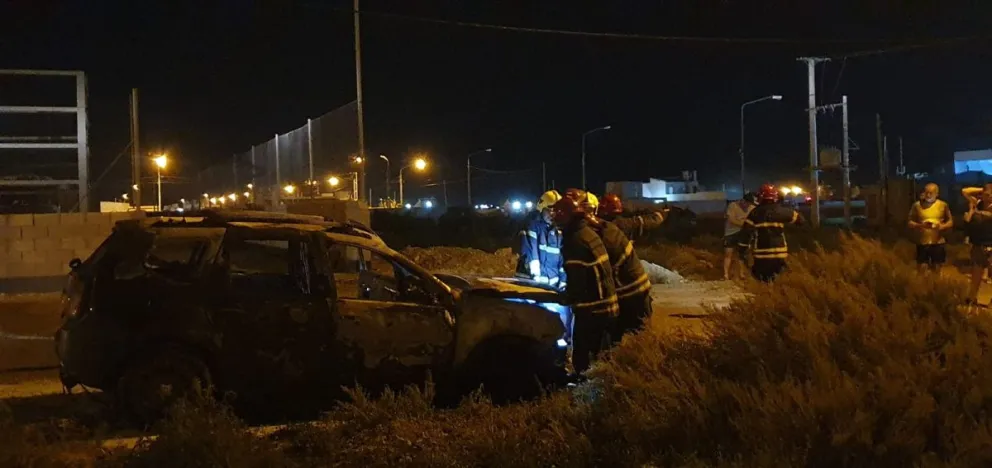 Las llamas tomaron una camioneta Duster y se investigan las causales 