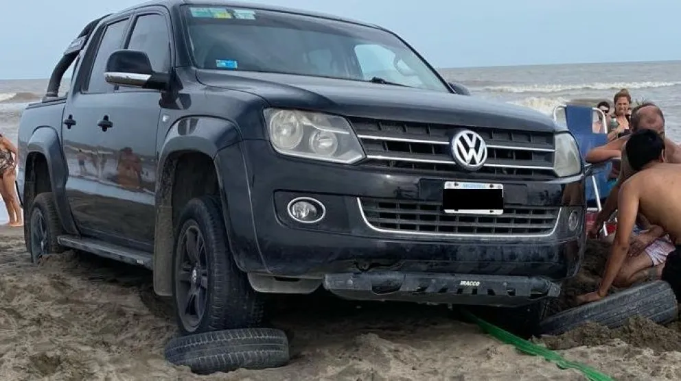  La odisea del dueño de una camioneta que quedó encajada en El Cóndor: hasta con un tractor intentaron sacarla 