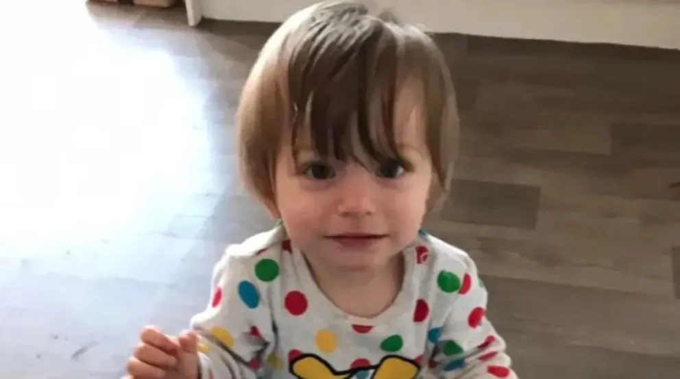 Tragedia en el Reino Unido: un niño de dos años murió de hambre junto al cadáver de su padre