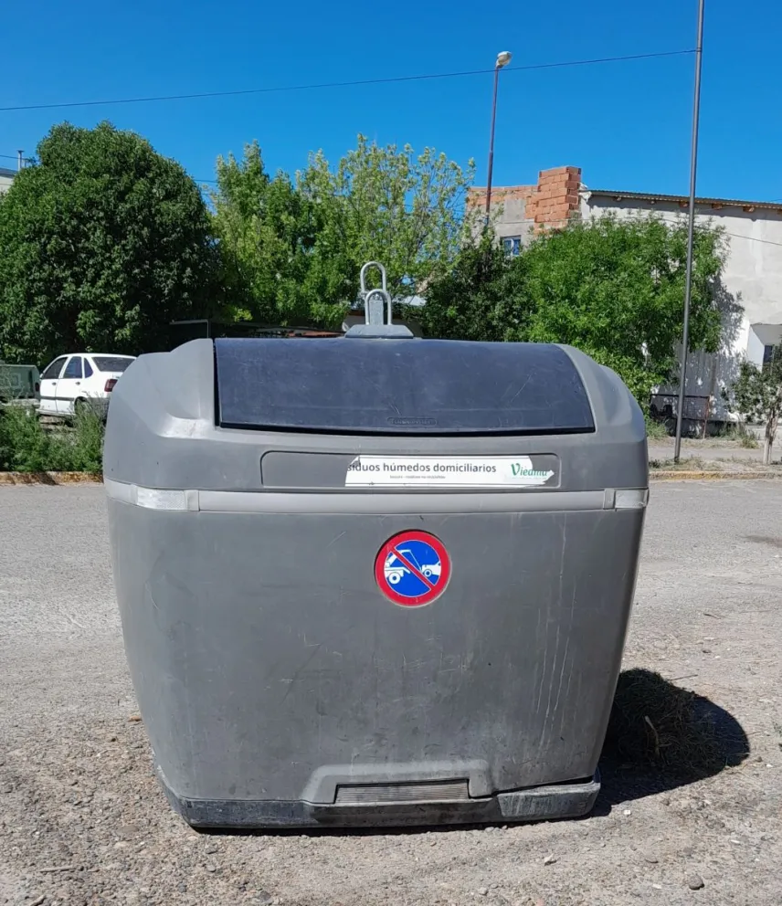  Quejas por el olor nauseabundo que emana un contenedor en Las 152 de Viedma: “Ya no sabemos a quién llamar” 