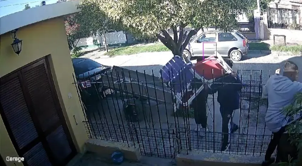 Tres delincuentes menores "rastrillaron" el patio de una casa