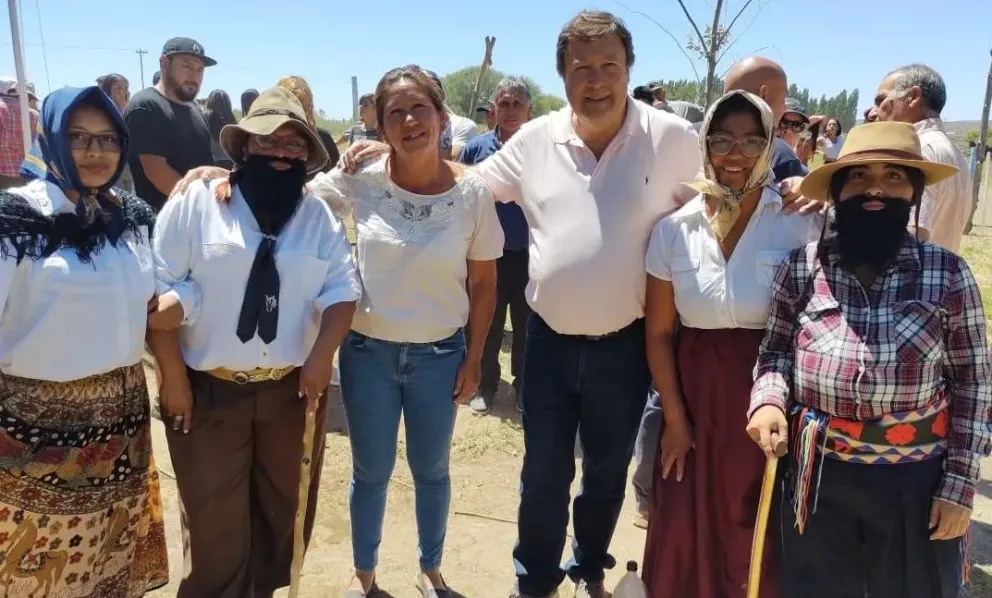 Weretilneck junto a vecinos en la celebración del aniversario de Naupa Huen