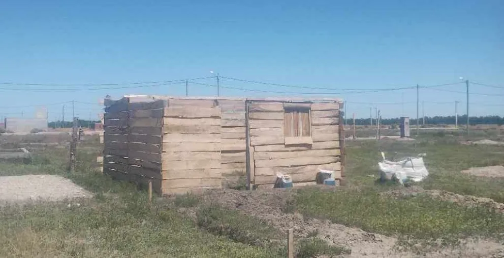 Indignante: una mamá está construyendo una casilla en el Lavalle, le robaron dos veces, y pide ayuda