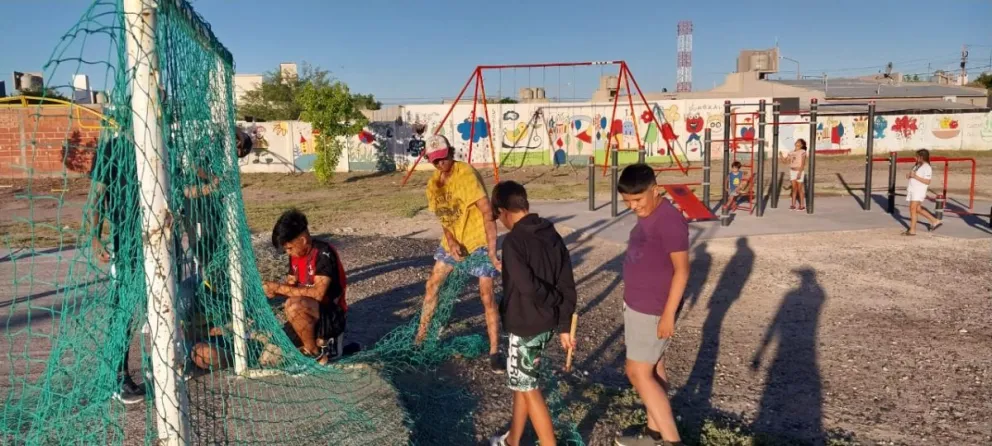 Vecinos de Los Fresnos trabajaron con el municipio en la puesta en valor de la plaza y el playón deportivo