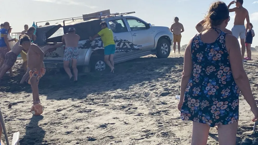 Una camioneta zafó con lo justo de la marea