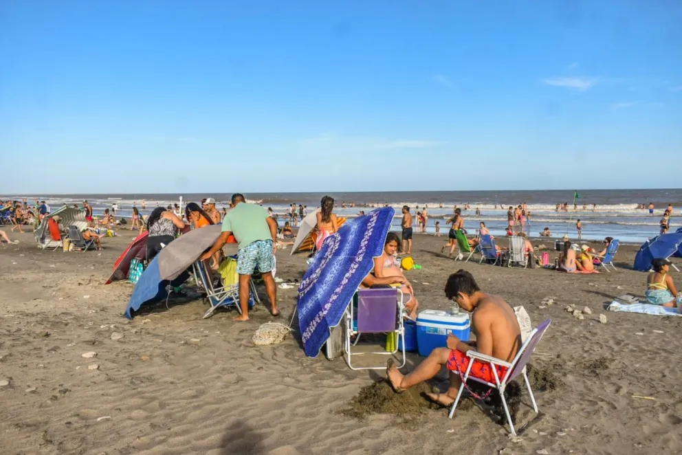 Tras abrir los regalos, a refrescarse en el mar.