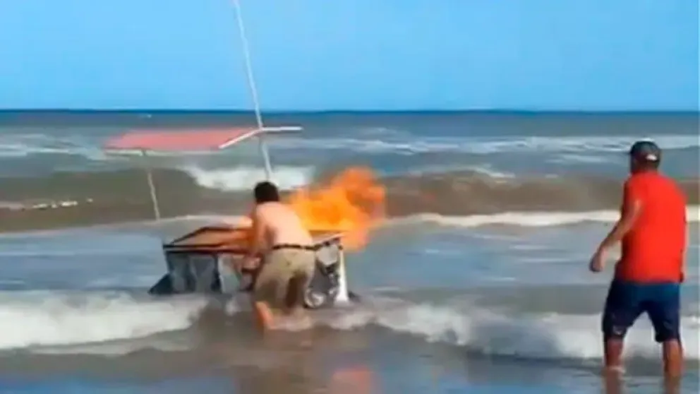 Se prendió fuego un carrito de panchos y su dueño lo tiró al mar 