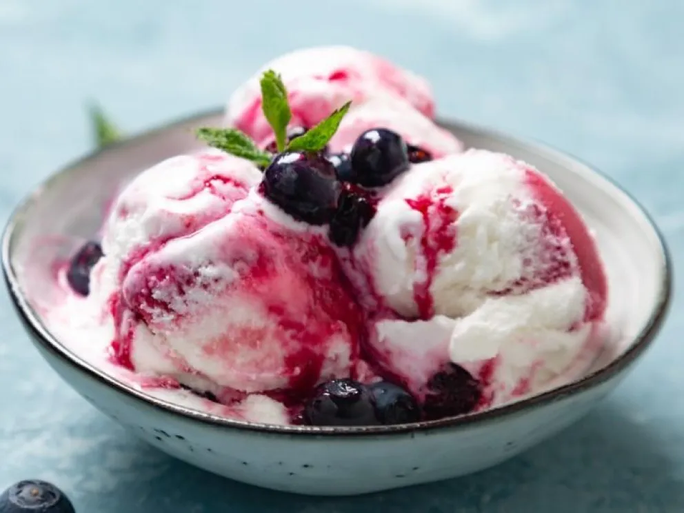 Una receta fácil y deliciosa: helado de yogurt y frutos rojos