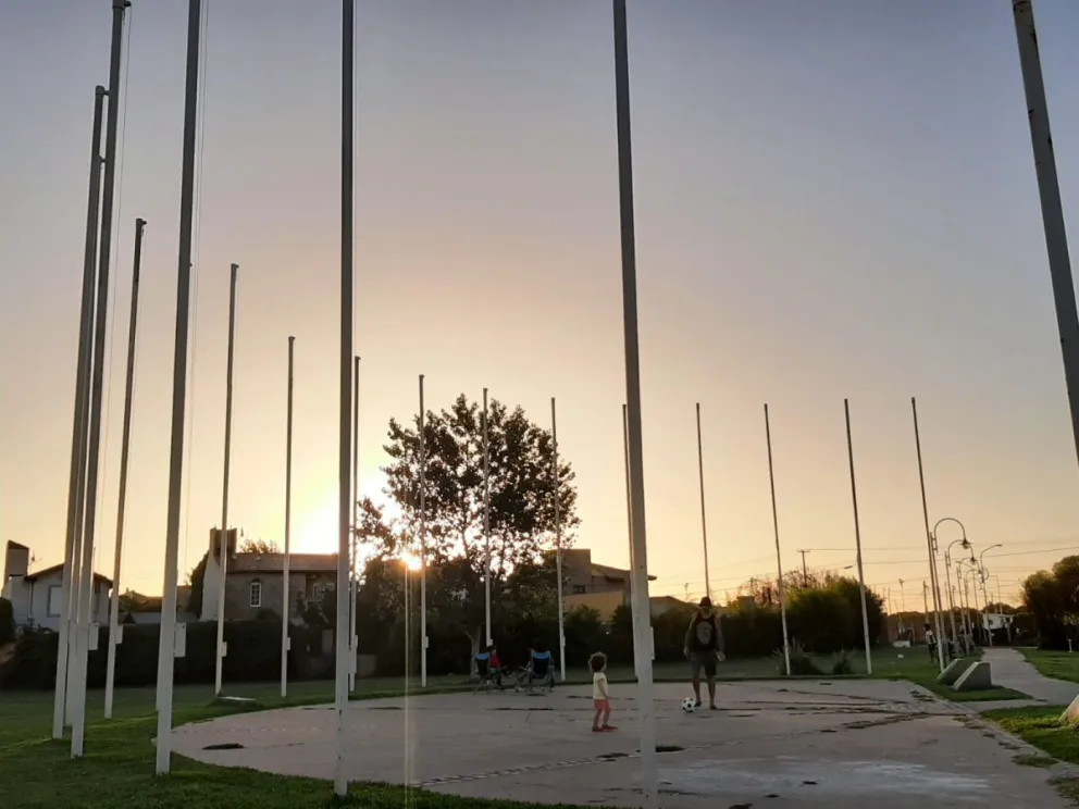 El motivo detrás de la ausencia de las banderas en La Plaza de Los Inmigrantes