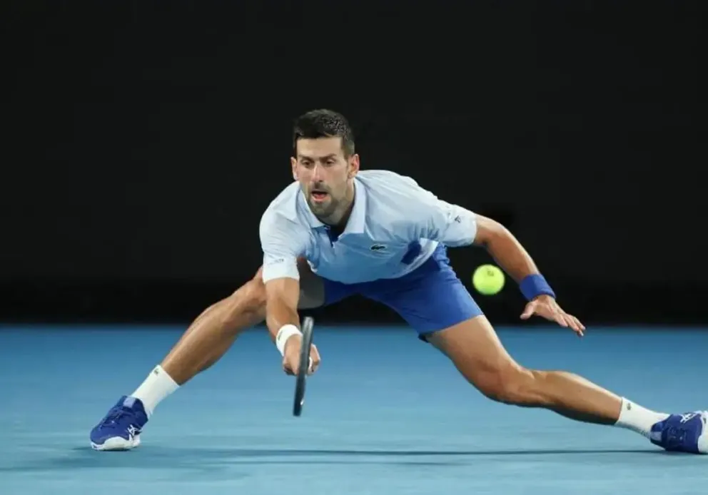 Djokovic arrasa en el Abierto de Australia y supera un récord de Federer