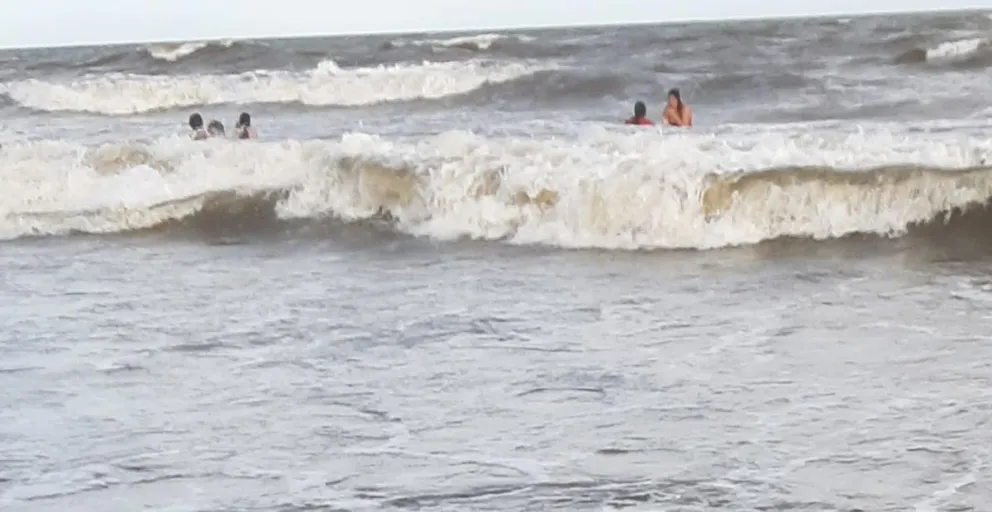 El Cóndor: guardavidas salvaron justo a tiempo a un joven atrapado en el mar